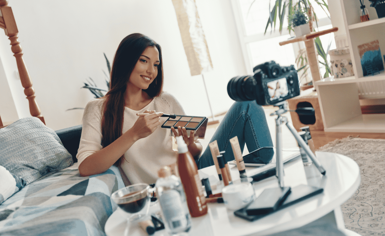 女性がライブ配信をしています。